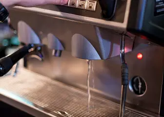 Кофемашина DeLonghi протекает